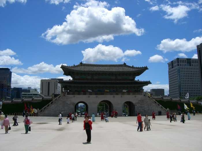 景福宮の「光化門」（その後取り壊されて朝鮮王朝時代の姿に復元された）