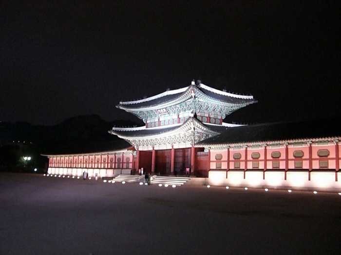 景福宮の「興礼門」（朝鮮総督府だった建物を撤去して復元された）