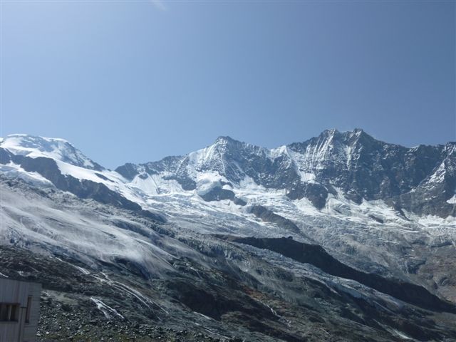 サースフェーの展望台よりスイス最高峰のドム(4545m）
