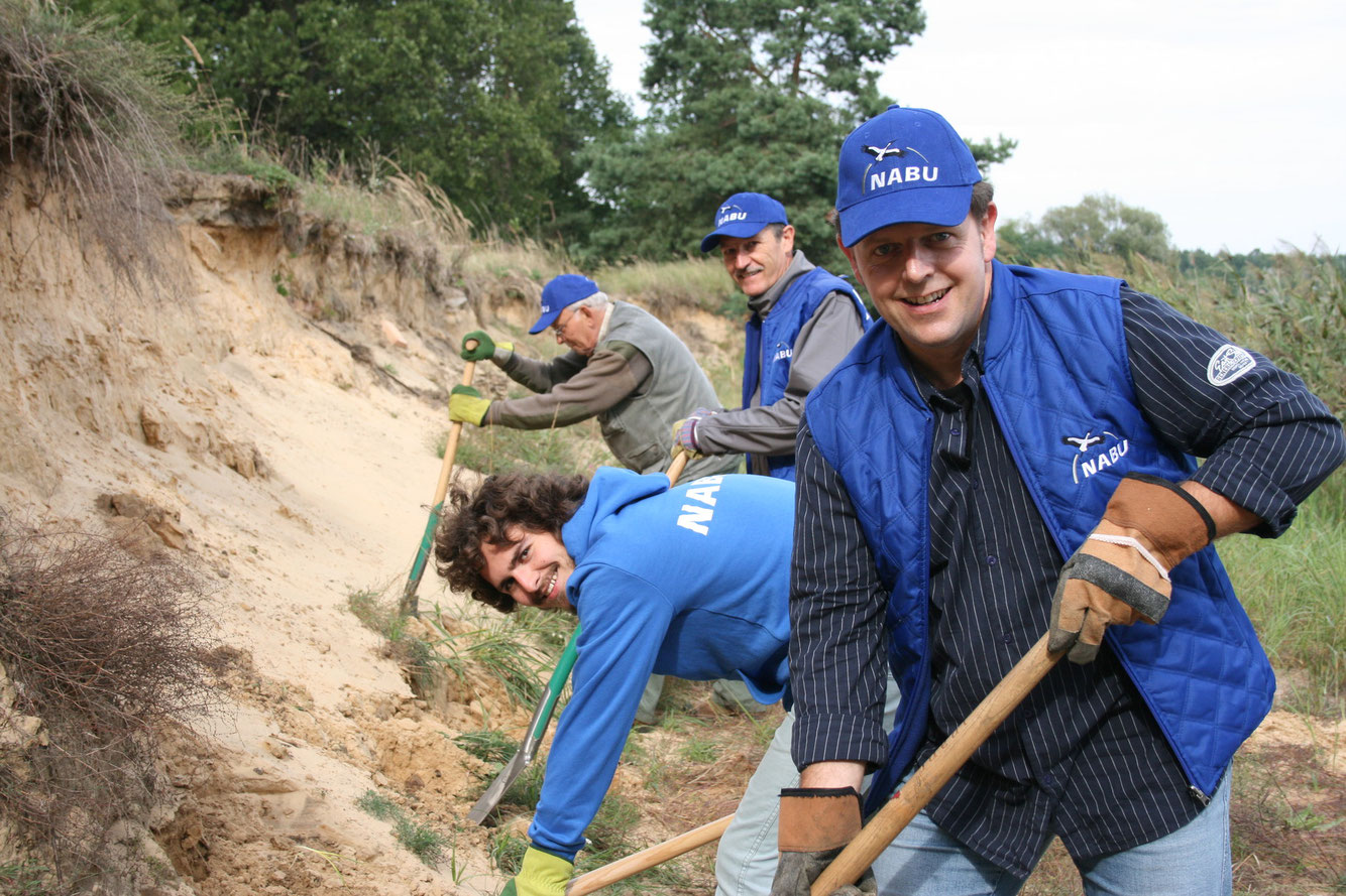  Ehrenamtliche NABU-Mitglieder packen an für die Natur. Foto: E. Neuling