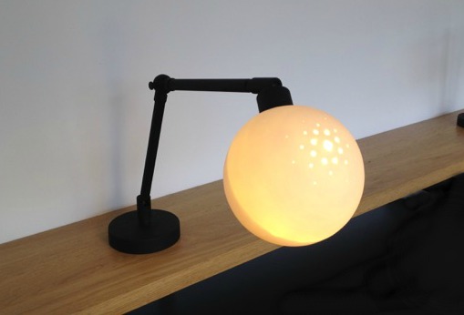 Lampe articulée, globe en porcelaine créé par Stéphanie Dastugue 