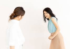 職場で挨拶をしても無視され孤立感を抱える人のイラスト｜対人ストレスと心の負担を描く（世田谷心理カウンセリングルーム）