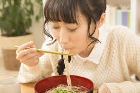 湯気の立つラーメンの写真｜食事とメンタルの関係（世田谷心理カウンセリングルーム）