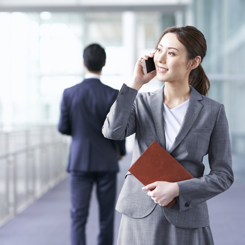 職場で挨拶をしても返事がなく不安を感じる人のイメージ。人間関係ストレスや孤立感の悩みを表現した画像（世田谷心理カウンセリングルーム）