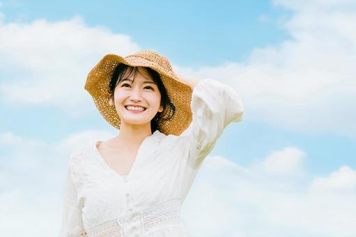 暑さで疲れている人のイラスト。夏のストレスの特徴を説明する画像（世田谷心理カウンセリングルーム）