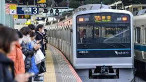 「通勤電車のストレスを減らすコツを説明するイラスト｜世田谷心理カウンセリングルーム｜満員電車ストレス対策」