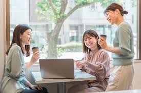 雑談を楽しむ女性たち　世田谷心理カウンセリングルームの風景