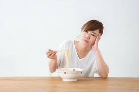 夏の強い暑さで食欲が落ちている人の写真。気温と体調・メンタルの関係を表すセルフケアイメージ（世田谷心理カウンセリングルーム）