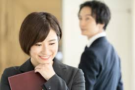 職場恋愛で悩んでいる男女のイラスト。人間関係によるストレスを説明する画像（世田谷心理カウンセリングルーム）