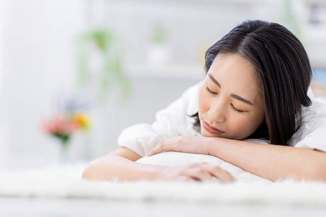 気持ちを前向きにしたい人のイメージ写真。メンタルが落ちたときに元気を取り戻したい状態を表現した画像（世田谷心理カウンセリングルームの心理サポート）