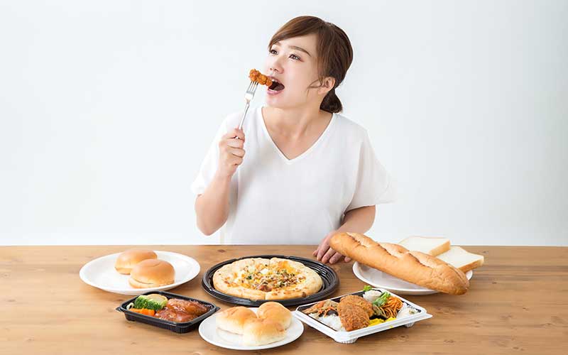 食欲旺盛な女性の写真