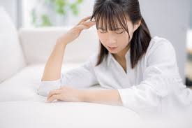 体調のすぐれない女性