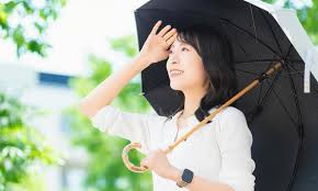 夏を快適に過ごすために工夫している人のイラスト。季節ストレスの軽減方法を示す画像（世田谷心理カウンセリングルーム）