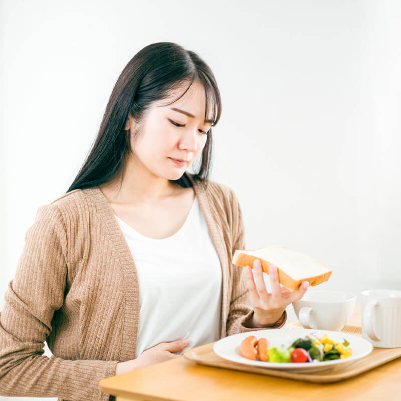 暑さによる夏バテで食欲が落ちている様子を表すイラスト。季節性の体調不良に関する解説用画像