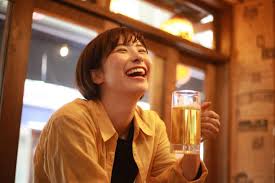 ストレスからつい飲み過ぎてしまい、翌日に後悔している人のイラスト。飲酒量のコントロールに関する問題を示す