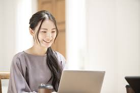 世田谷心理カウンセリングルームのカウンセラーとon-lineカウンセリングをしている女性
