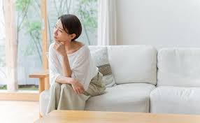 仕事へのやる気が低下して悩むビジネスパーソンのイラスト｜職場ストレスとモチベーション低下の対処法（世田谷心理カウンセリングルーム）