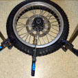 Bild 3, Reifen wird mit Schnellspannzwingen zusammen gedrückt, damit die Reifenwulste im Felgenbett liegen