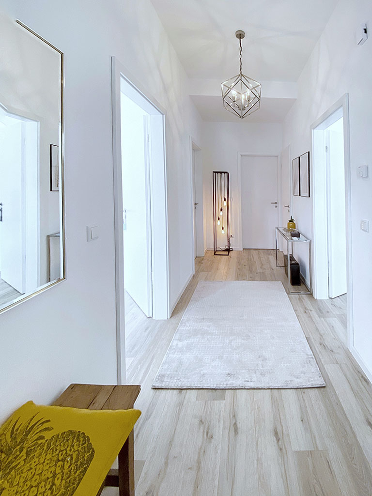 Besenreine Wohnung mit moderner Dekoration aufbereitet