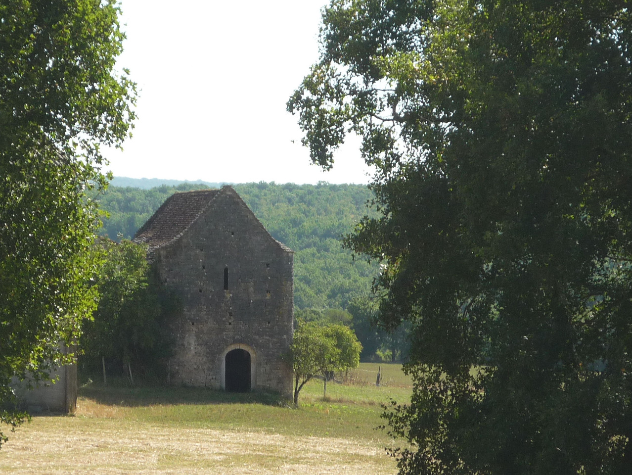 L'EGLISE DANS SON CADRE CHAMPÊTRE