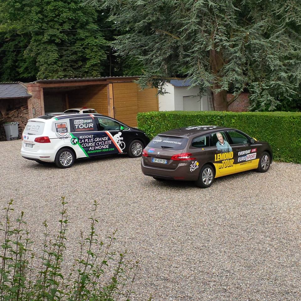 La caravane du Tour de France passe au Château