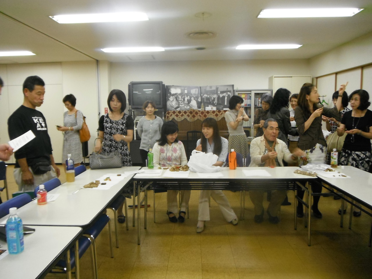 休憩時間、地下の集会所で。練習場のチャペルは飲食禁止なので憩いの時間はここで。