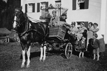 Hans fährt Gäste mit der Kutsche. 