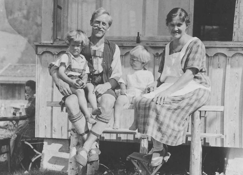 Hans und Frieda Gschwender mit Helmut und Siegfried, 1929