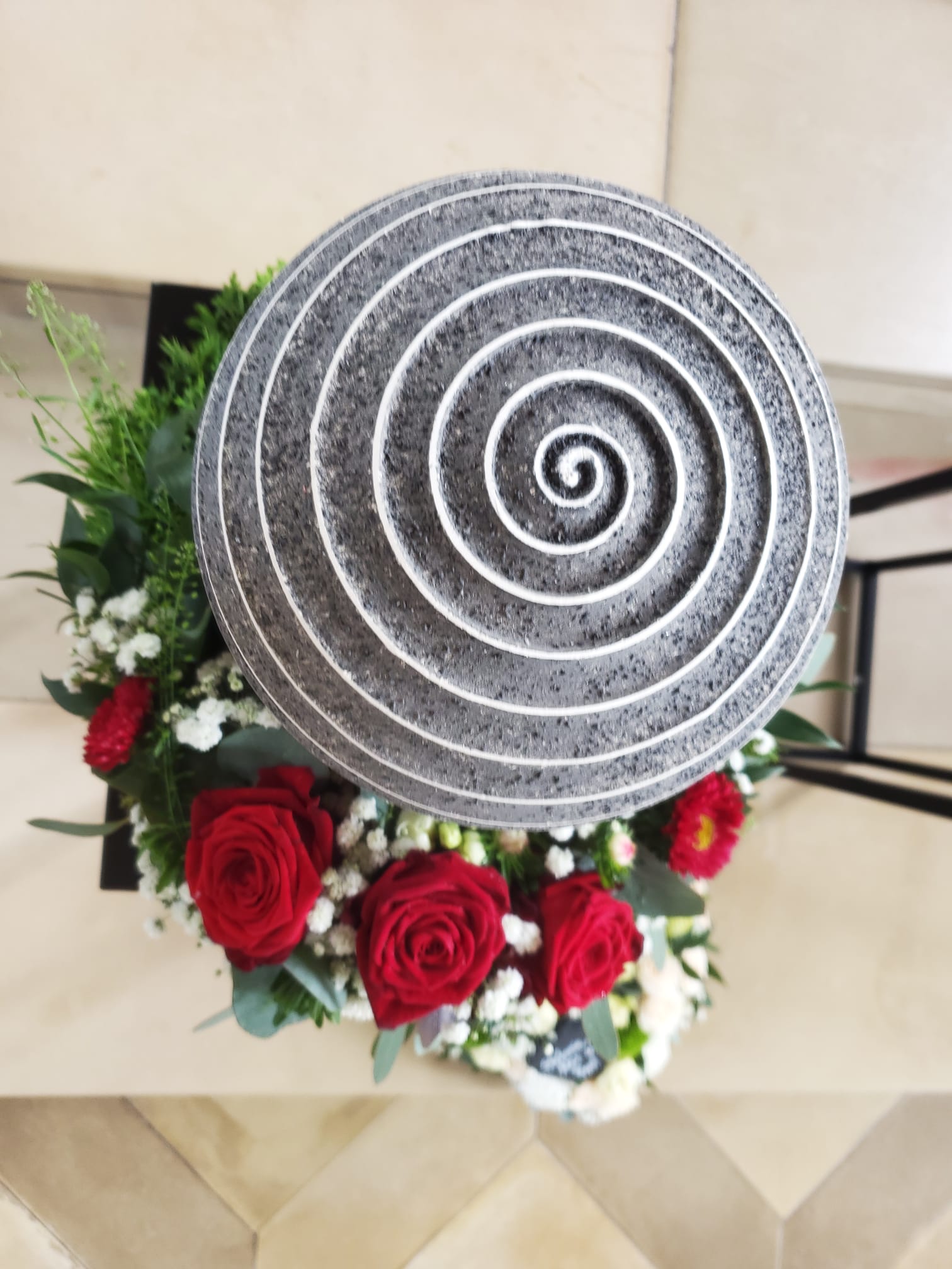 Muschelkalkurne mit Lebenslinien in der Kirche Altusried