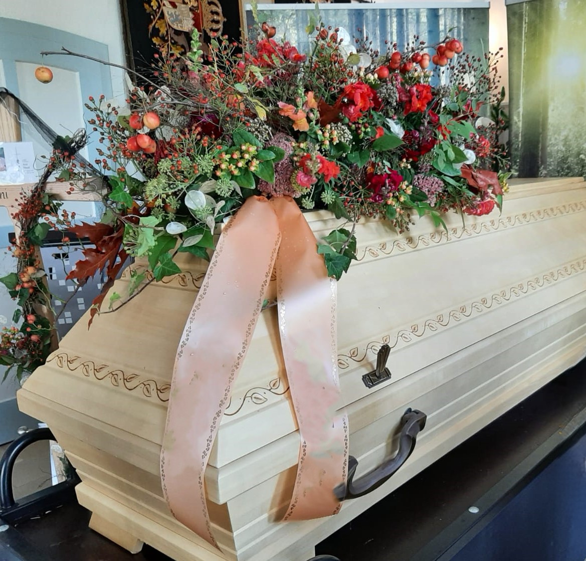 Sarg mit Blumenbouquet in der Friedhofshalle Krugzell