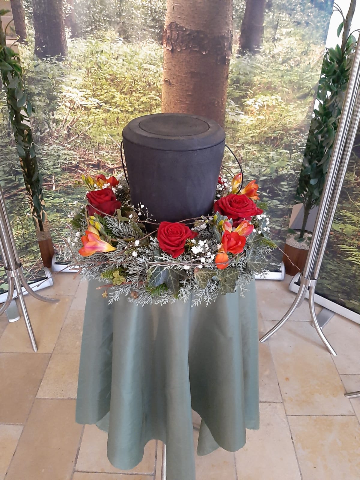 Kohleurne mit schlichtem Kranz in der Friedhofshalle Altsuried