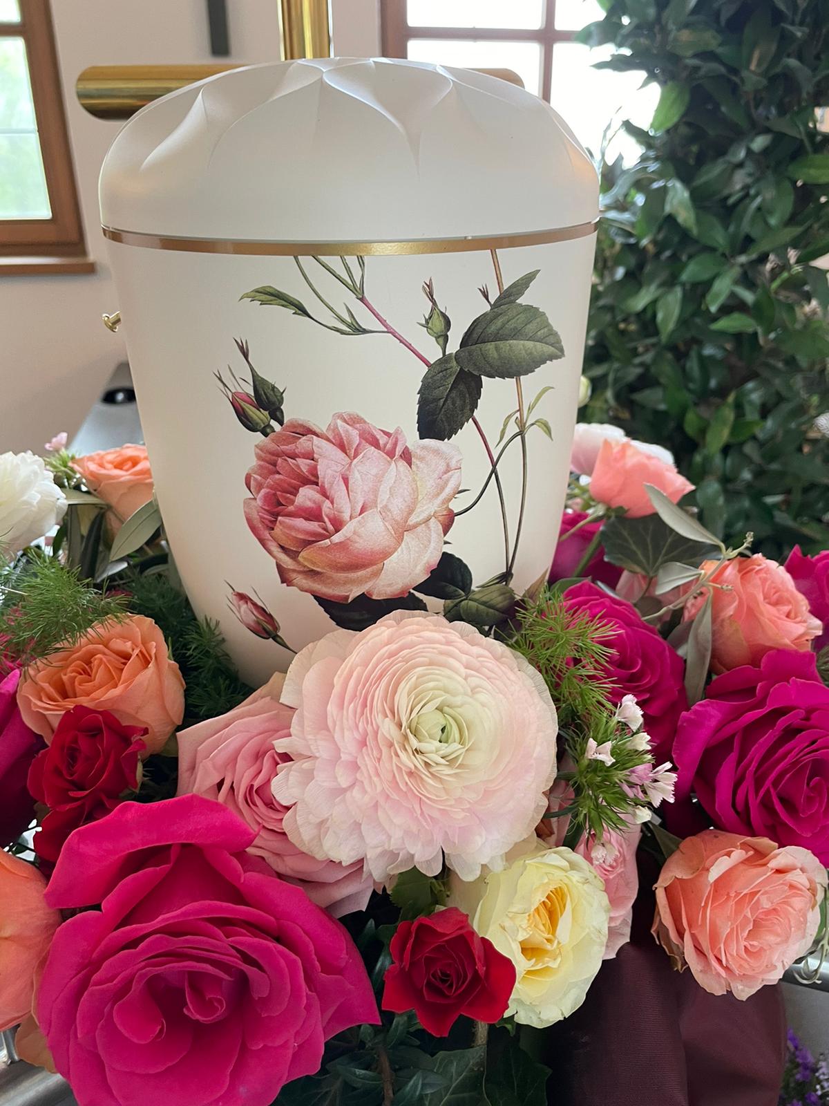 Samosa Urne Rose mit Blumenkranz in der Friedhofshalle Wiggensbach
