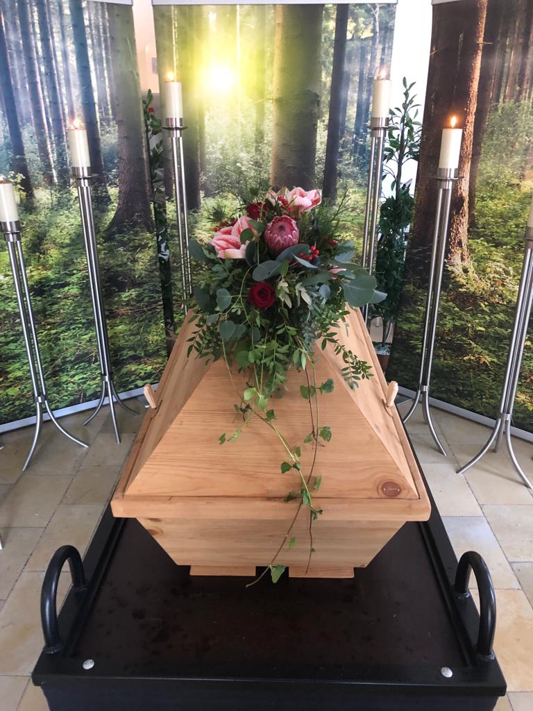 Sarg mit Bouquet in der Friedhofshalle Krugzell