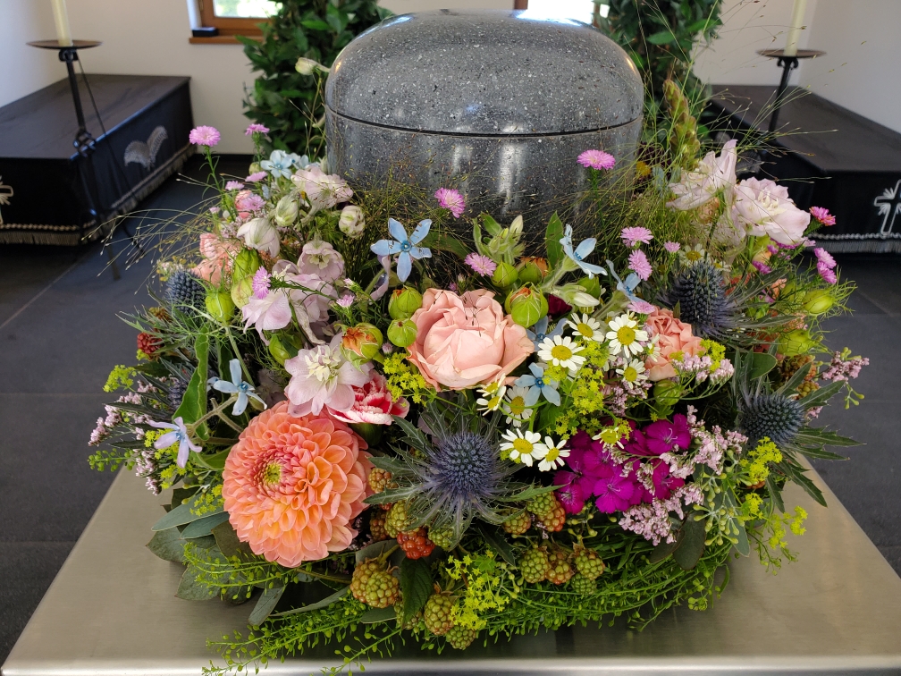 Bio Urne in Steinoptik mit Urnenkranz in der Friedhofshalle Wiggensbach