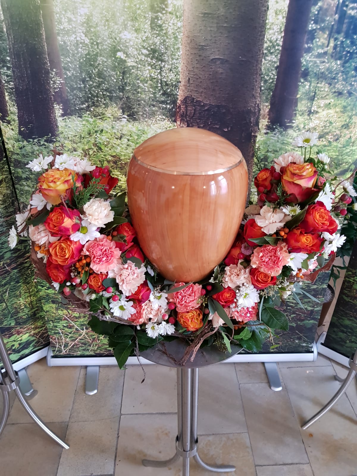 Holzurne mit Bio-Lack in der Friedhofshalle Krugzell