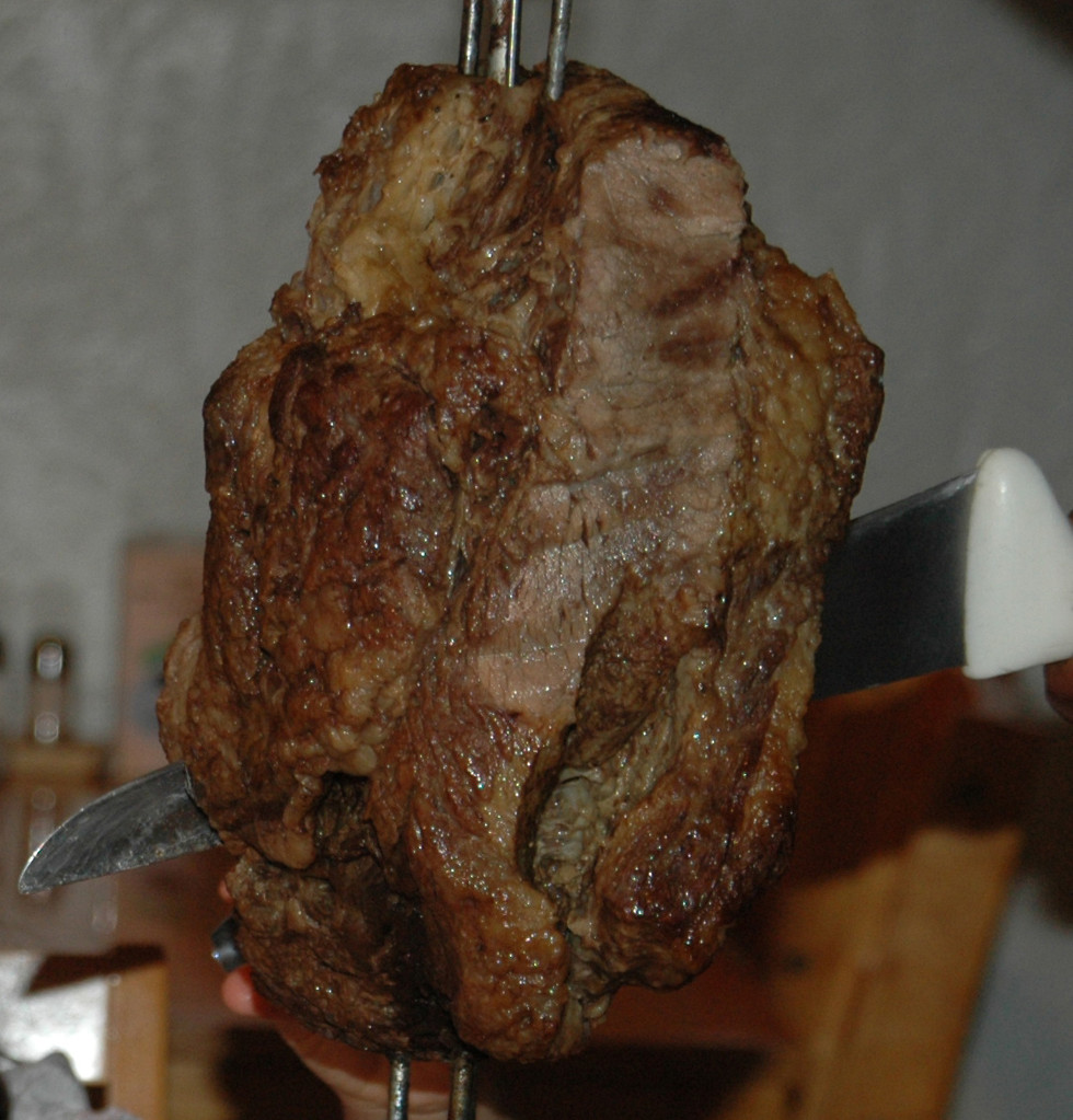 何時間もかけてじっくり焼き上げられた牛バラ肉-ショウパーナ ガーデン-