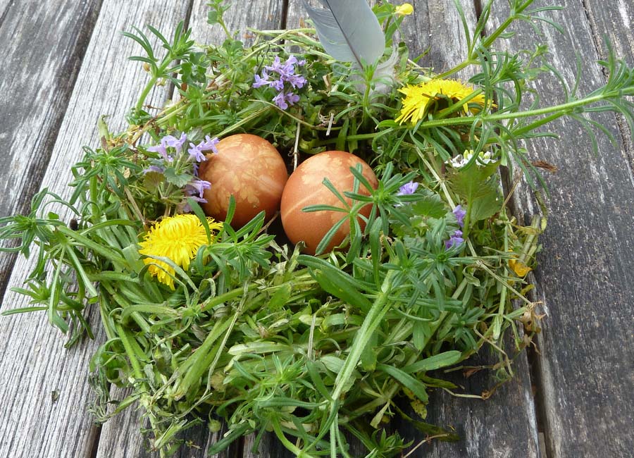 Blütenkranz als Osternest