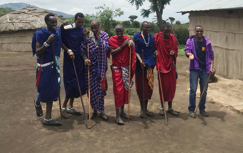 Massai Männer - ganz rechts unser Tour Guide / Elibariki