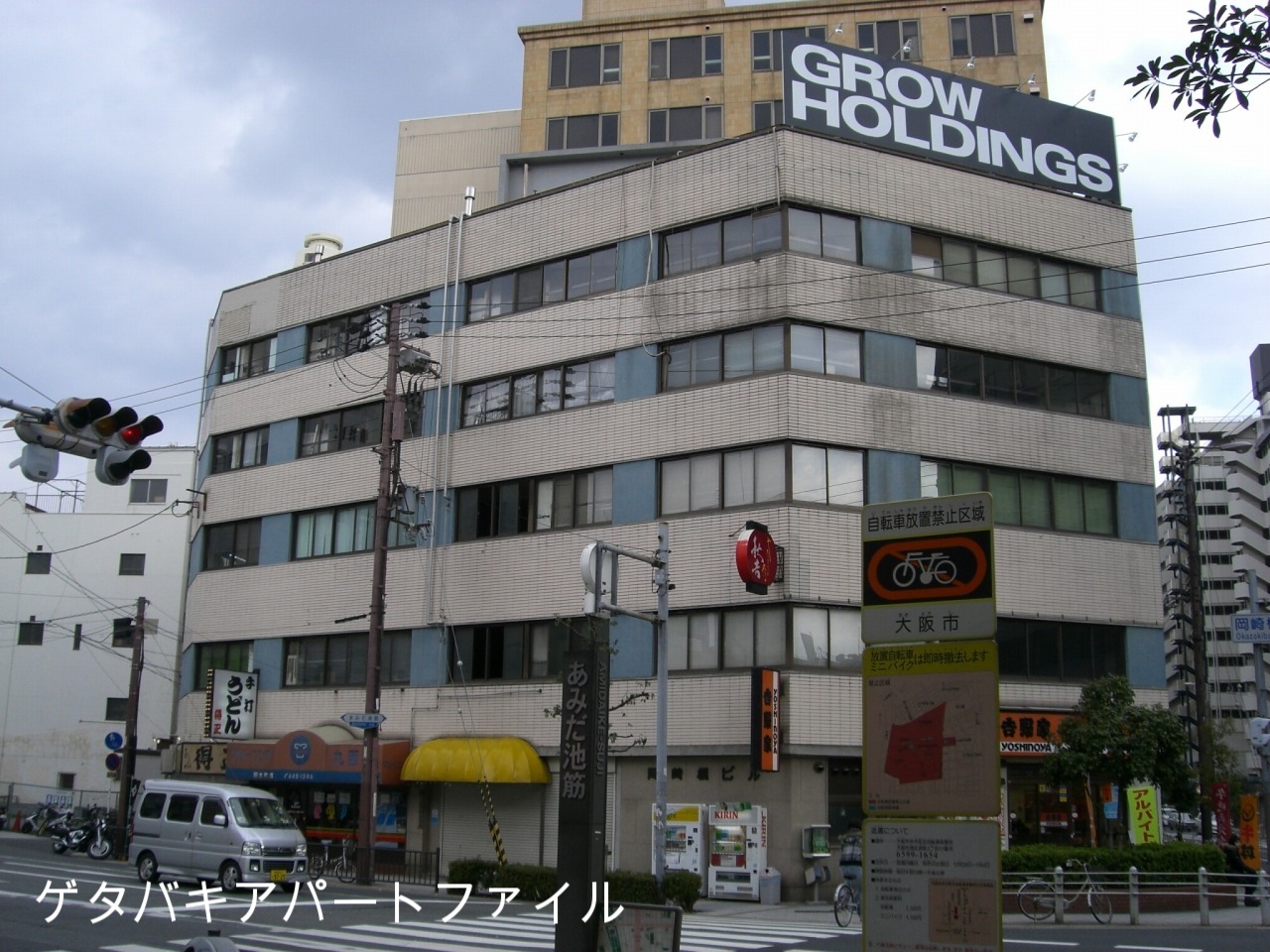 一階にはうどん屋や牛丼屋が入っていました。