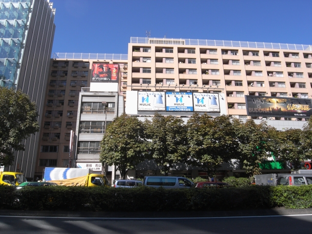 団地正面より。 丁度、青山通りが渋滞していました。
