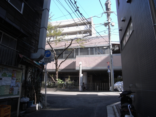 ビルの間を抜けると 団地発見！ 