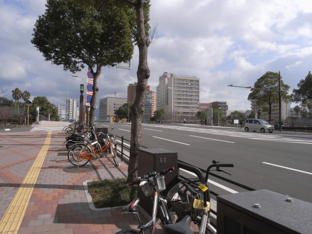 鹿児島中央駅前からナポリ通りを歩くこと10分 団地ミエテキマシタ!