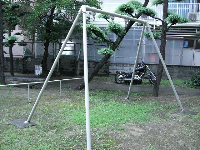 残念ながら座る位置が撤去されてしまったブランコ。土台の撤去も近いでしょう(現況撤去済)