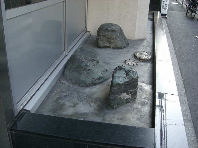 入口に戻ってみましょう。庭園ちっくな石があります。（友人の部屋内覧時に撮影）