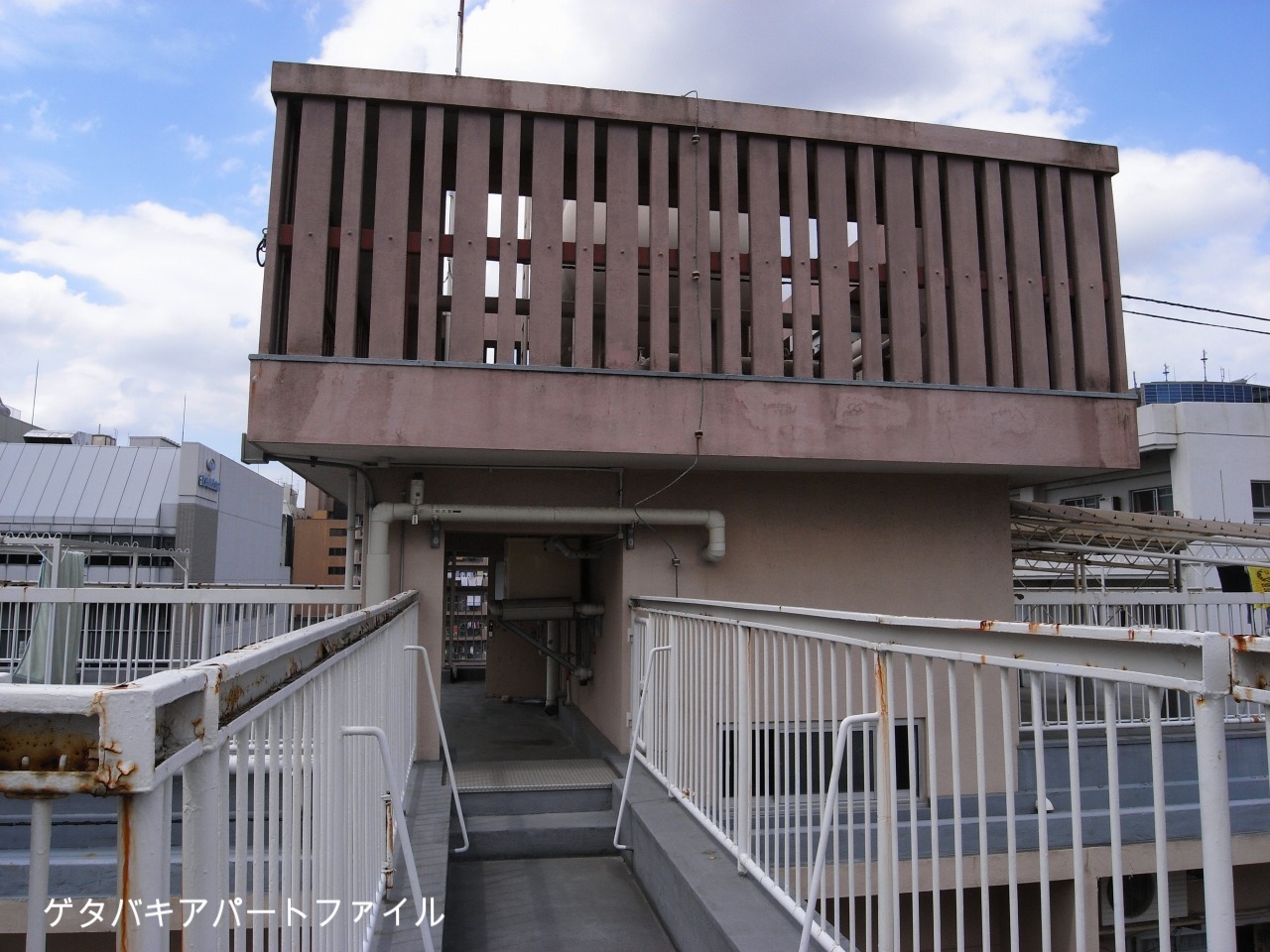 塔屋デザインも凝ってる。
