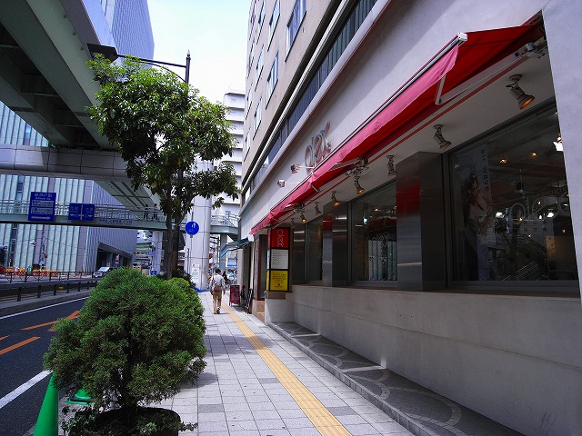 一階にはオサレなお店が入ってます。