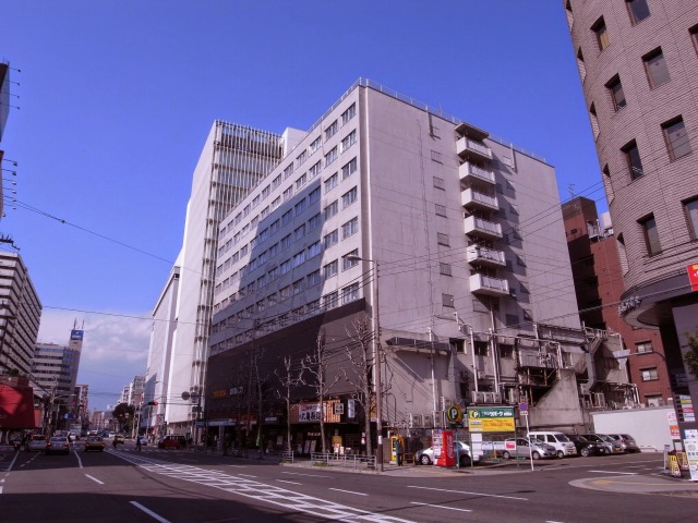 上本町の駅前にありました。昔、近鉄劇場があった場所の目の前です。