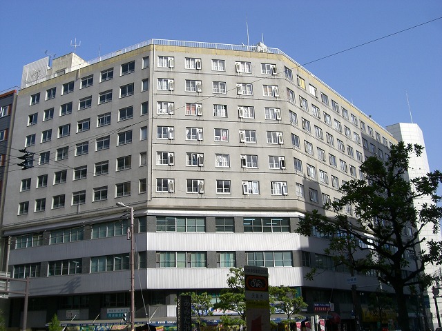北西面向きの団地全体。左側が廊下、真ん中と右側は部屋の窓となっている