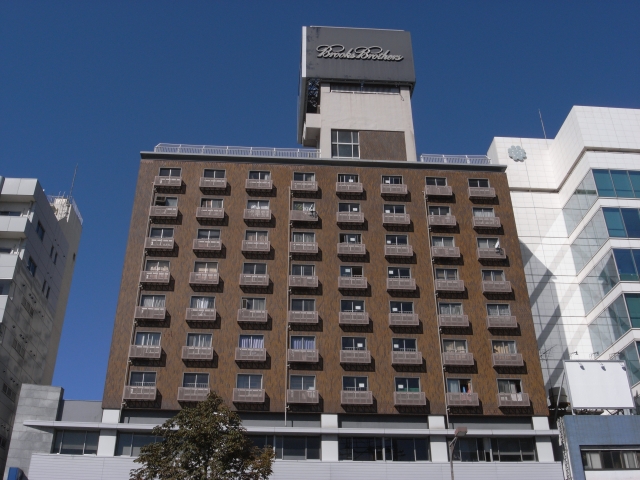 近くで見ると、まるでホテルのようですが、 実は公団市街地住宅です。 単身者住宅が多いみたいです。