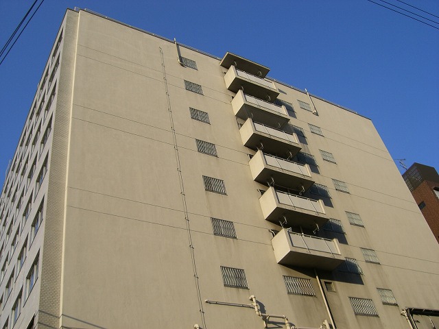 市街地住宅には珍しく、端住戸にベランダがあります。 以上、公団上本町団地でした。